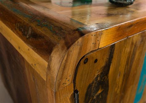 Dettaglio di un mobile artigianale in legno e tessuto