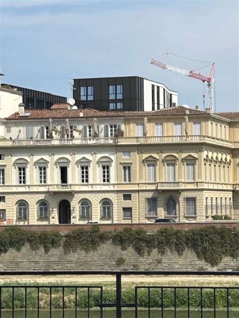Edificio comunale con il logo TARI