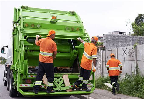 Edifici e un camion della nettezza urbana