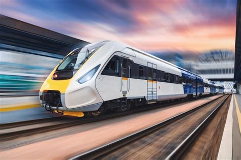 Treno moderno in movimento