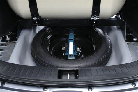 bagagliaio auto con ruotino di scorta posizionato verticalmente