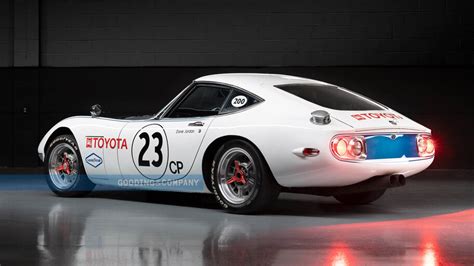 Toyota 2000GT su strada