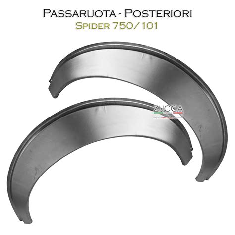 Tecnico che scosta il passaruota