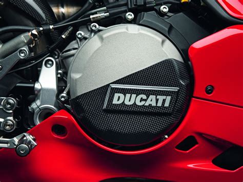 Motocicletta Ducati con dettaglio carter frizione aperto in alluminio