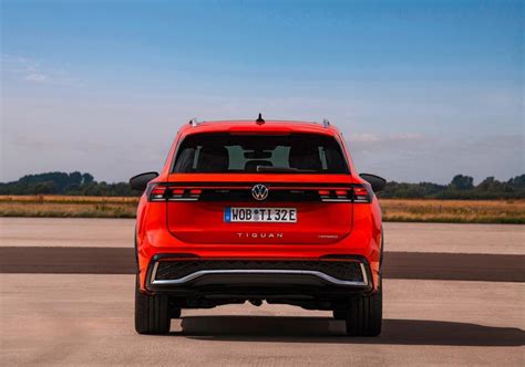 Volkswagen Tiguan posteriore con gruppi ottici a LED a tutta larghezza