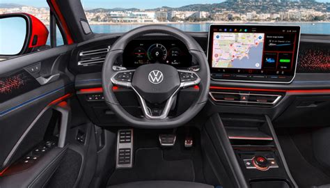 Interni della Volkswagen Tiguan con sistema di infotainment MIB4