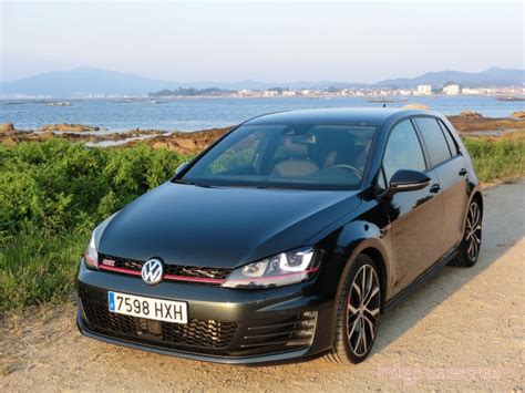 Volkswagen Golf GTI Performance 230 CV su strada