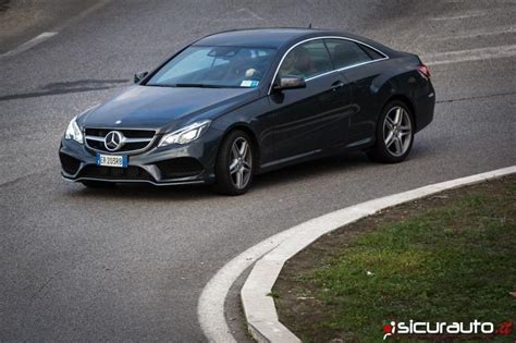 Mercedes Classe E Coupé in movimento su strada