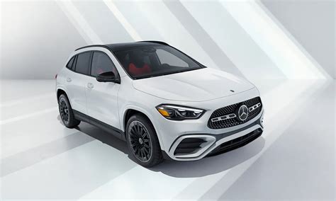 Mercedes-Benz GLA SUV parcheggiata in ambiente urbano