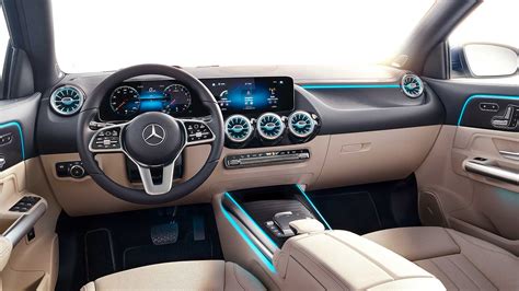 Interni di una Mercedes-Benz GLA con display digitale