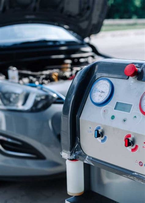 Meccanico che controlla il sistema di climatizzazione di un'auto
