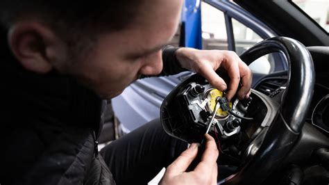 Meccanico specializzato che installa un airbag su un'Audi