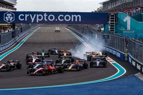 Immagine di una gara di Formula 1 sotto la pioggia al Circuito del Fuji