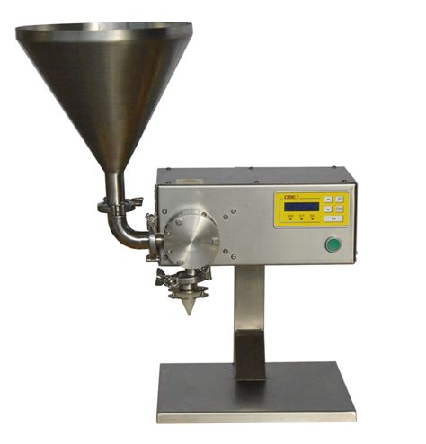 Dosatrice per miele in azione con operatore