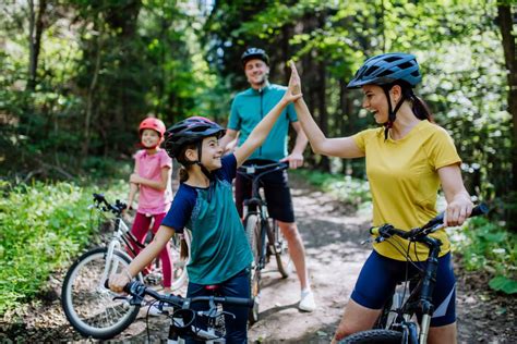 Persona che ispeziona una bici usata prima dell'acquisto
