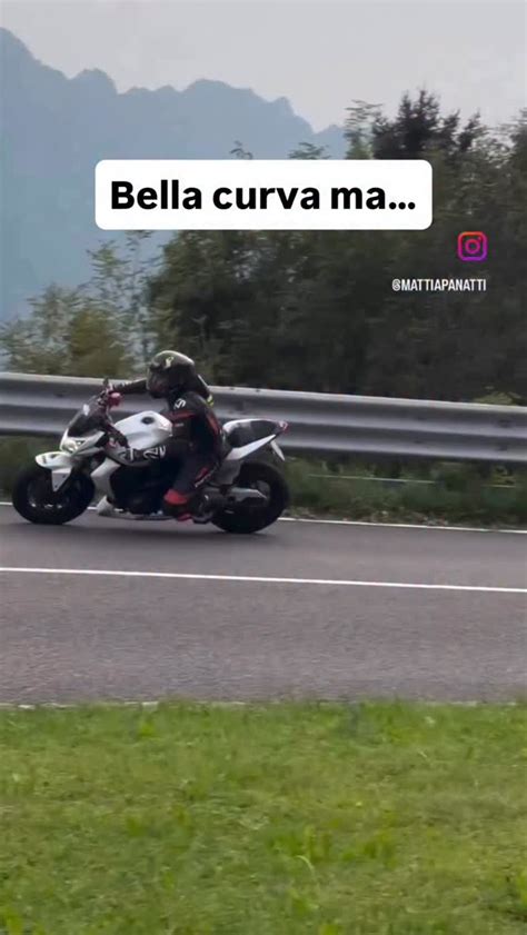 Moto in curva con accenno di sbacchettata