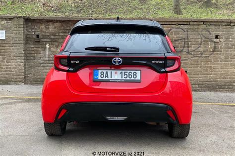 Toyota Yaris con striscia adesiva sul bagagliaio