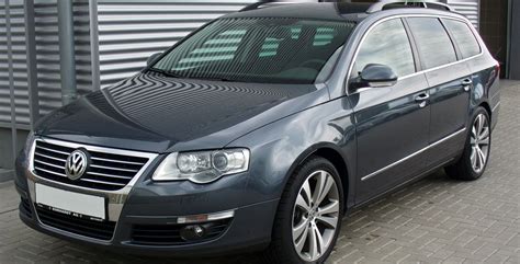 Volkswagen Passat station wagon con barre portatutto e box da tetto