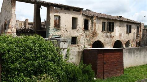 Automobile abbandonata in stato di degrado