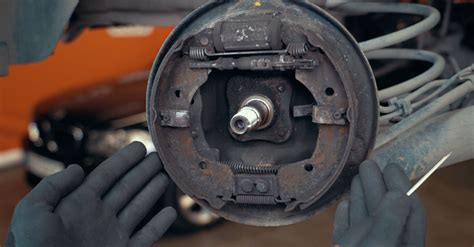 foto ravvicinata dell'utensile KS TOOLS 150.2180 posizionato su un disco frizione