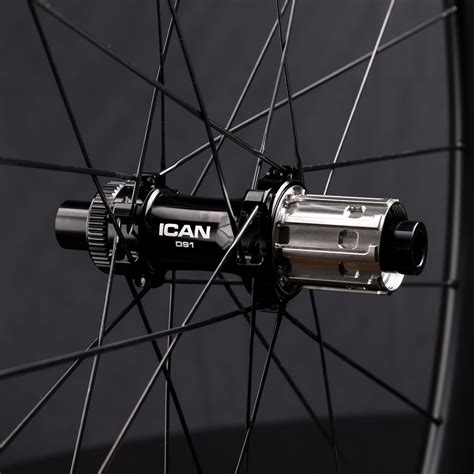 Struttura interna di un cerchio fat bike in carbonio con fibre orientate