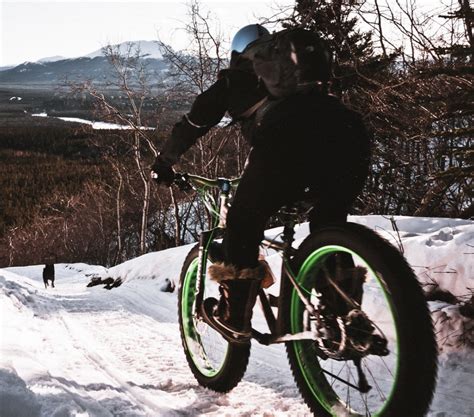Fat bike che attraversa un paesaggio sabbioso con pneumatici larghi
