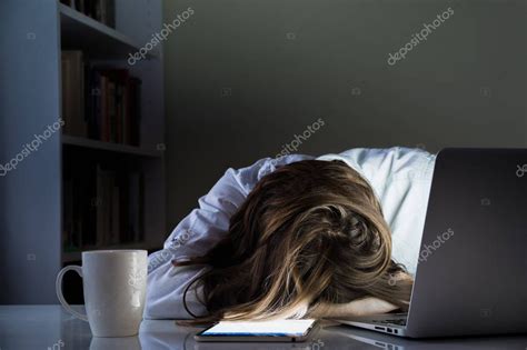 Persona stanca con espressione affaticata