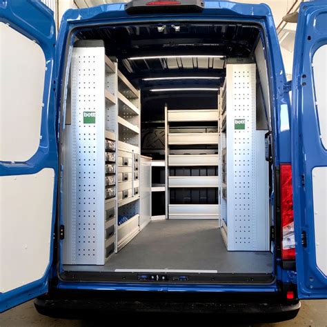 Furgone allestito internamente con scaffalature e cassettiere