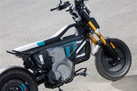 BMW CE 02 in ambiente urbano