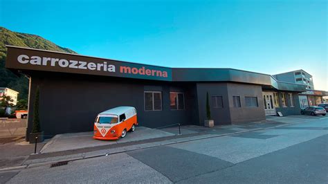 Carrozzeria moderna con tecnici al lavoro