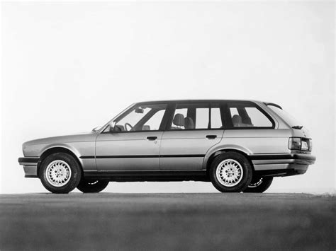 BMW 325iX E30 Touring su strada innevata