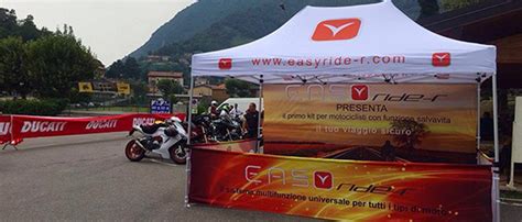Concessionaria con gazebo pubblicitario