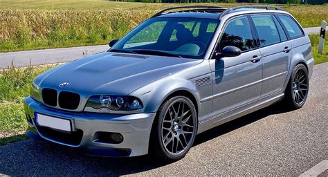 BMW 320d E46 in fase di accelerazione