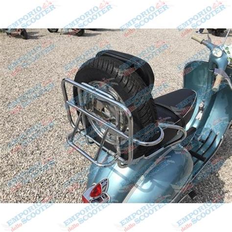 Dettaglio del portaruota Vespa con lucchetto