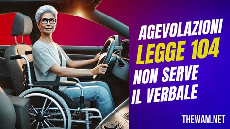 Persona con disabilità alla guida di un'auto adattata