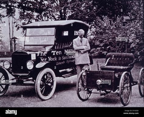 Ritratto di Henry Ford con la sua prima auto sperimentale