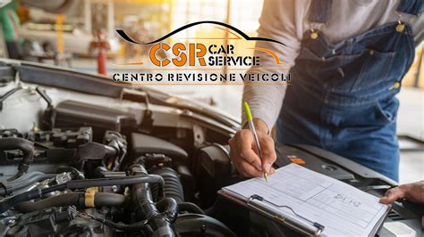 un ispettore di revisione che controlla il sistema di scarico di un'auto