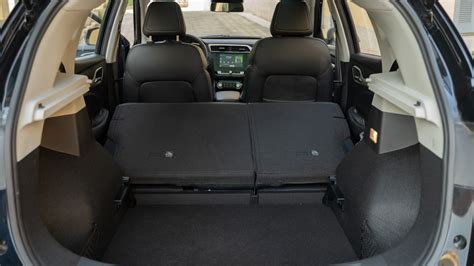 Interno bagagliaio auto con sedili abbassati