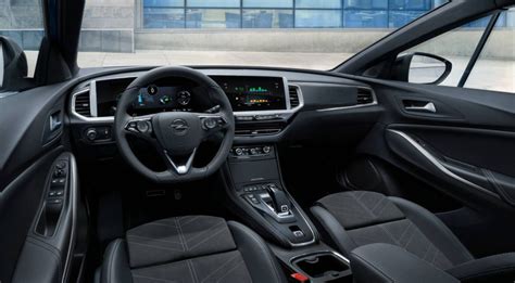 Interno Opel Grandland con cambio automatico EAT8