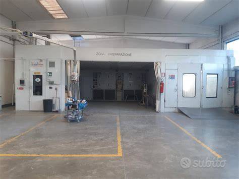 Officina carrozzeria con attrezzature moderne