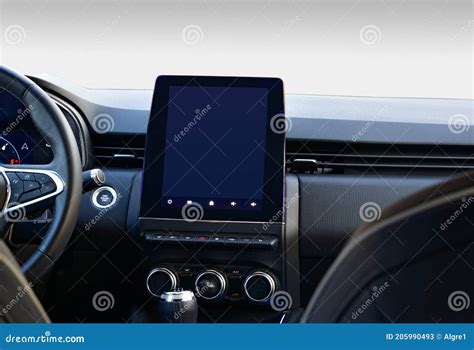 Interno di un'auto Renault moderna con schermo multimediale acceso