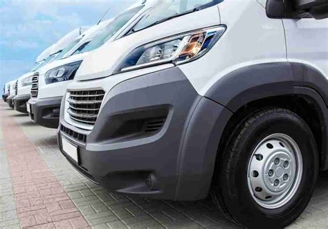 Vari tipi di auto disponibili per il noleggio: station wagon, SUV, cabrio, furgoni