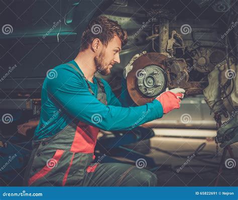 Meccanico che controlla il sistema airbag in un'officina