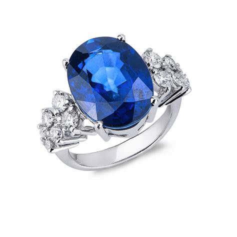 Anello con zaffiro blu centrale e diamanti laterali
