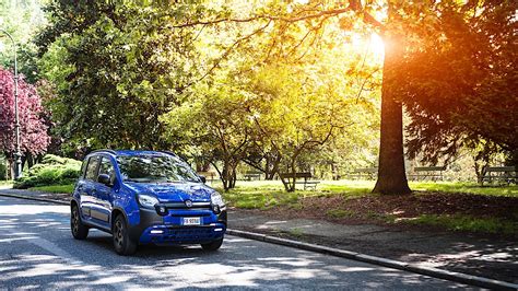 Fiat Panda Waze in un ambiente campestre durante un raduno di auto