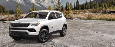 Jeep Compass vista frontale su terreno sterrato