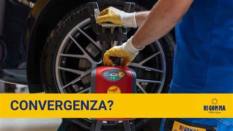 Tecnico che esegue la convergenza su un'auto