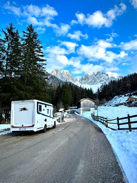 Camper americano su strada panoramica