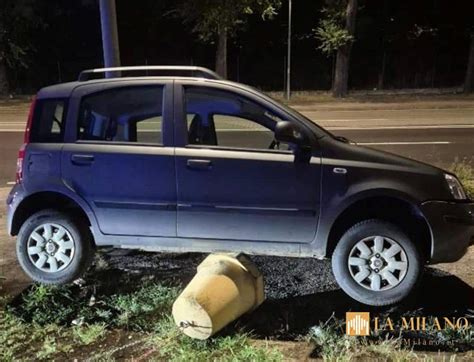 Automobilista fermo con auto in panne e serbatoio vuoto