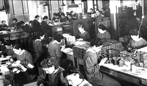 Foto storica di donne al lavoro in fabbrica